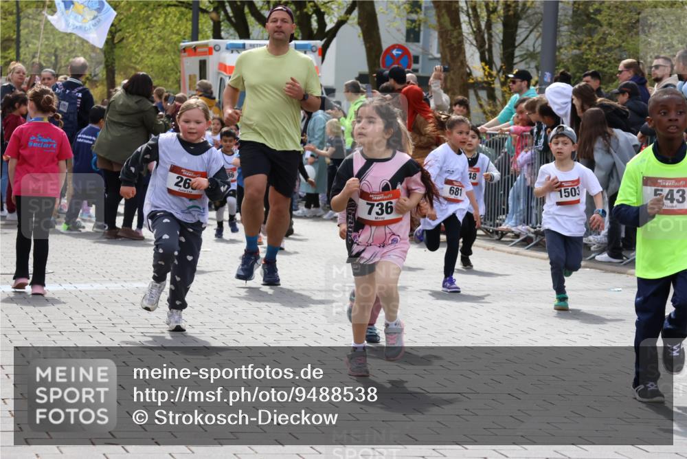12.04.2026 - 45. Internationalen Wilhelmsburger Insellauf Strokosch-Dieckow http://msf.ph/oto/9488538 12.04.2026 14:09:53 Ziel 284, 44, 200, 563, 53, 712, 1512, 1525, 551, 764, 567, 720, 719, 907, 158, 268, 543, 721, 1503, 736, 715, 6, 1504, 412, 681, 640, 248, 441 meine-sportfotos.de