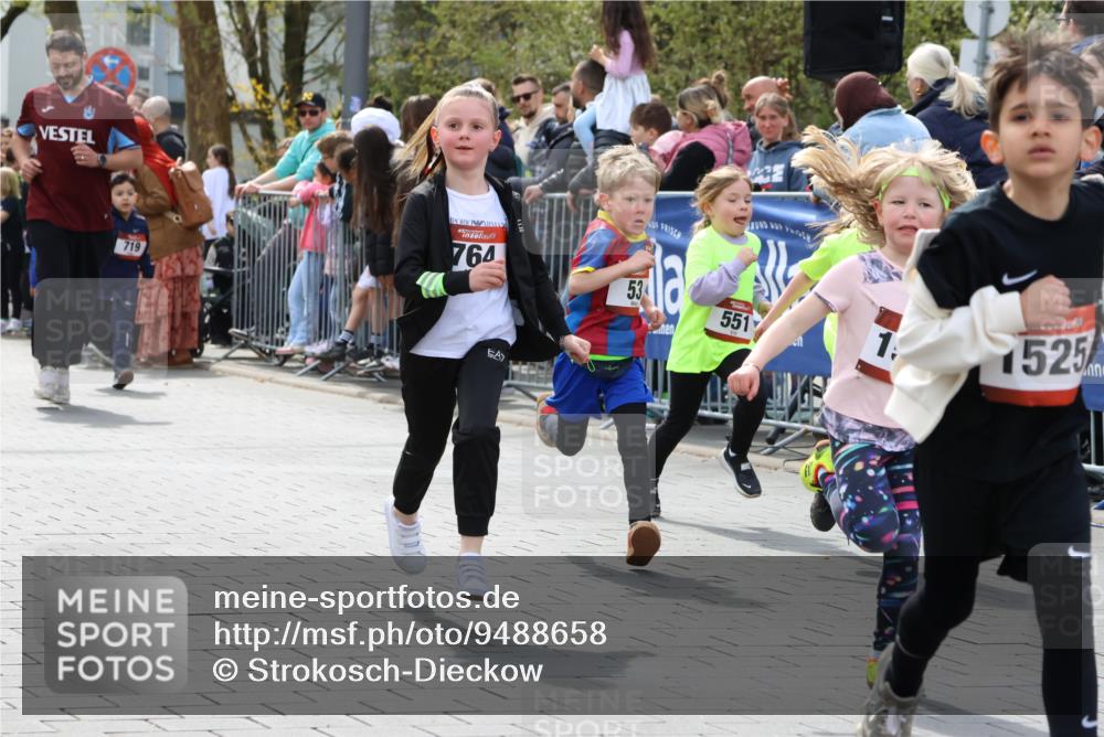 12.04.2026 - 45. Internationalen Wilhelmsburger Insellauf Strokosch-Dieckow http://msf.ph/oto/9488658 12.04.2026 14:09:48 Ziel 206, 908, 776, 172, 183, 196, 449, 772, 7, 917, 284, 44, 200, 563, 53, 712, 1512, 1525, 551, 764, 567, 720, 719, 907, 158, 268 meine-sportfotos.de
