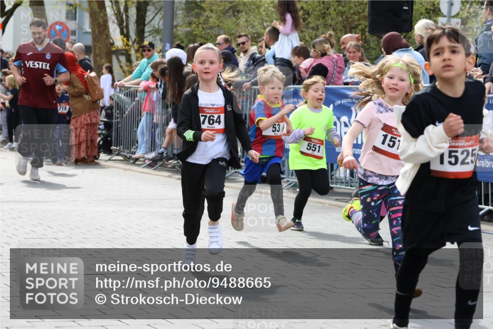12.04.2026 - 45. Internationalen Wilhelmsburger Insellauf Strokosch-Dieckow http://msf.ph/oto/9488665 12.04.2026 14:09:48 Ziel 206, 908, 776, 172, 183, 196, 449, 772, 7, 917, 284, 44, 200, 563, 53, 712, 1512, 1525, 551, 764, 567, 720, 719, 907, 158, 268 meine-sportfotos.de