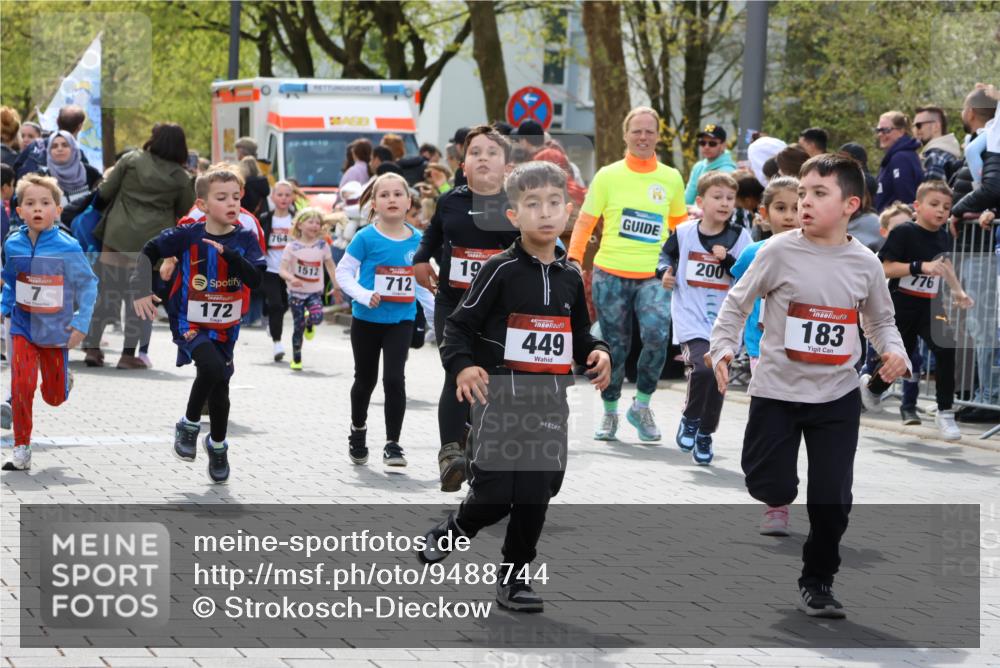 12.04.2026 - 45. Internationalen Wilhelmsburger Insellauf Strokosch-Dieckow http://msf.ph/oto/9488744 12.04.2026 14:09:43 Ziel 921, 251, 945, 934, 212, 735, 190, 240, 1520, 206, 908, 776, 172, 183, 196, 449, 772, 7, 917, 284, 44, 200, 563, 53, 712, 1512, 1525, 551, 764, 567 meine-sportfotos.de