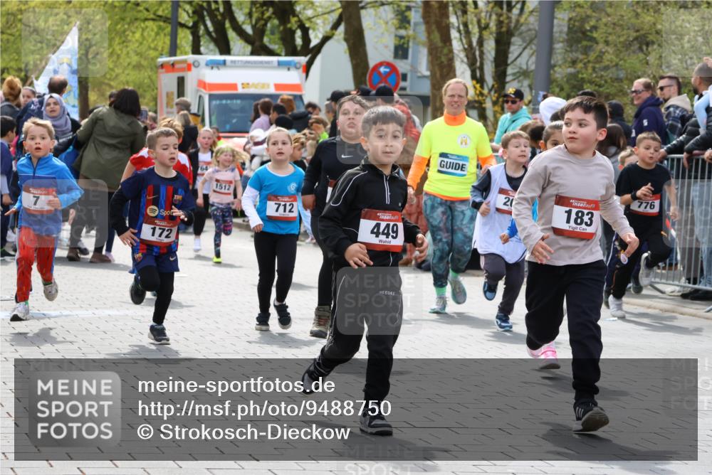 12.04.2026 - 45. Internationalen Wilhelmsburger Insellauf Strokosch-Dieckow http://msf.ph/oto/9488750 12.04.2026 14:09:43 Ziel 921, 251, 945, 934, 212, 735, 190, 240, 1520, 206, 908, 776, 172, 183, 196, 449, 772, 7, 917, 284, 44, 200, 563, 53, 712, 1512, 1525, 551, 764, 567 meine-sportfotos.de