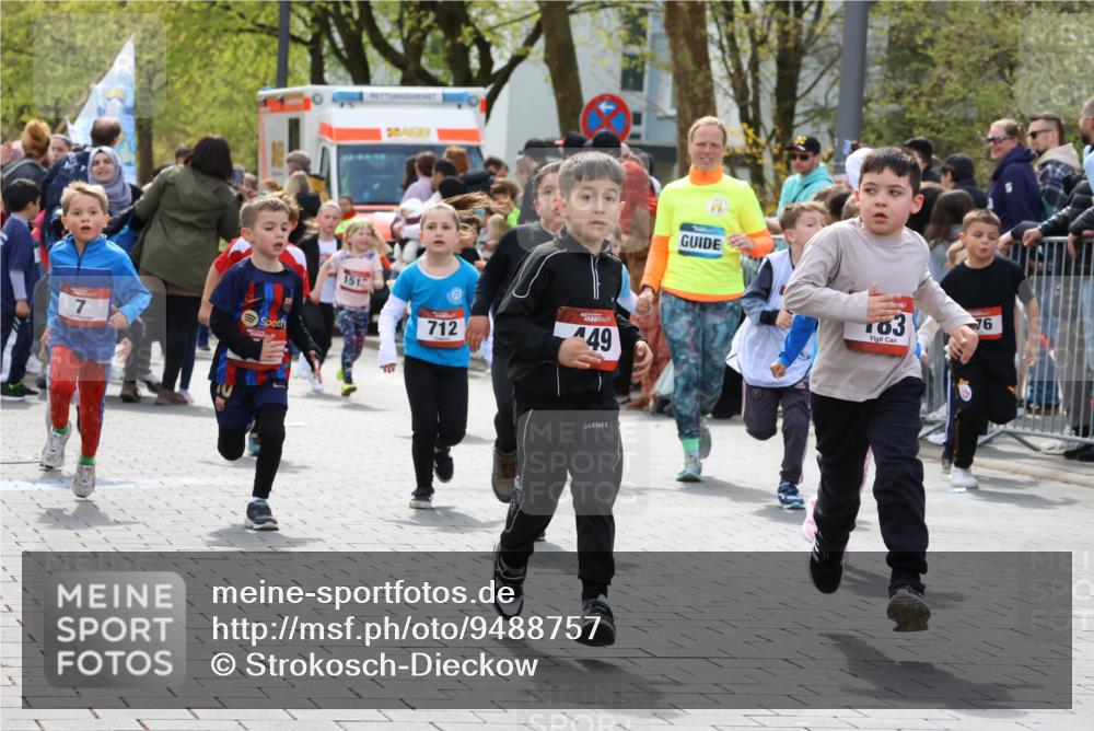 12.04.2026 - 45. Internationalen Wilhelmsburger Insellauf Strokosch-Dieckow http://msf.ph/oto/9488757 12.04.2026 14:09:43 Ziel 921, 251, 945, 934, 212, 735, 190, 240, 1520, 206, 908, 776, 172, 183, 196, 449, 772, 7, 917, 284, 44, 200, 563, 53, 712, 1512, 1525, 551, 764, 567 meine-sportfotos.de