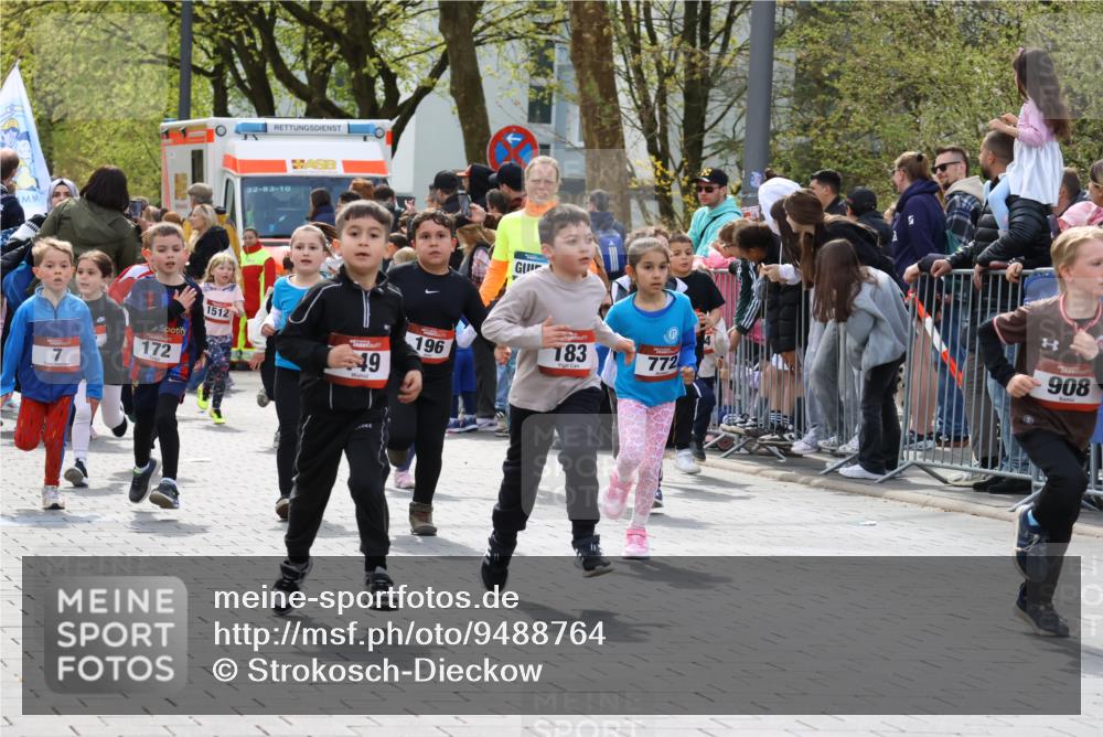 12.04.2026 - 45. Internationalen Wilhelmsburger Insellauf Strokosch-Dieckow http://msf.ph/oto/9488764 12.04.2026 14:09:42 Ziel 1059, 1516, 94, 921, 251, 945, 934, 212, 735, 190, 240, 1520, 206, 908, 776, 172, 183, 196, 449, 772, 7, 917, 284, 44, 200, 563 meine-sportfotos.de