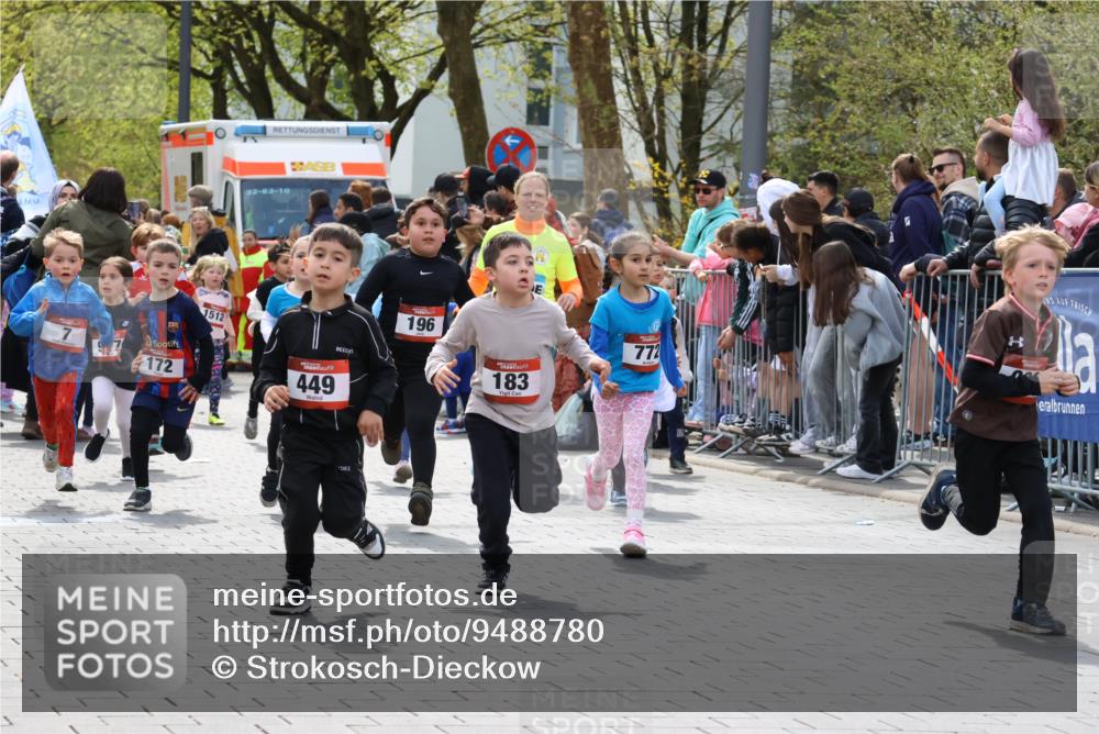 12.04.2026 - 45. Internationalen Wilhelmsburger Insellauf Strokosch-Dieckow http://msf.ph/oto/9488780 12.04.2026 14:09:42 Ziel 1059, 1516, 94, 921, 251, 945, 934, 212, 735, 190, 240, 1520, 206, 908, 776, 172, 183, 196, 449, 772, 7, 917, 284, 44, 200, 563 meine-sportfotos.de