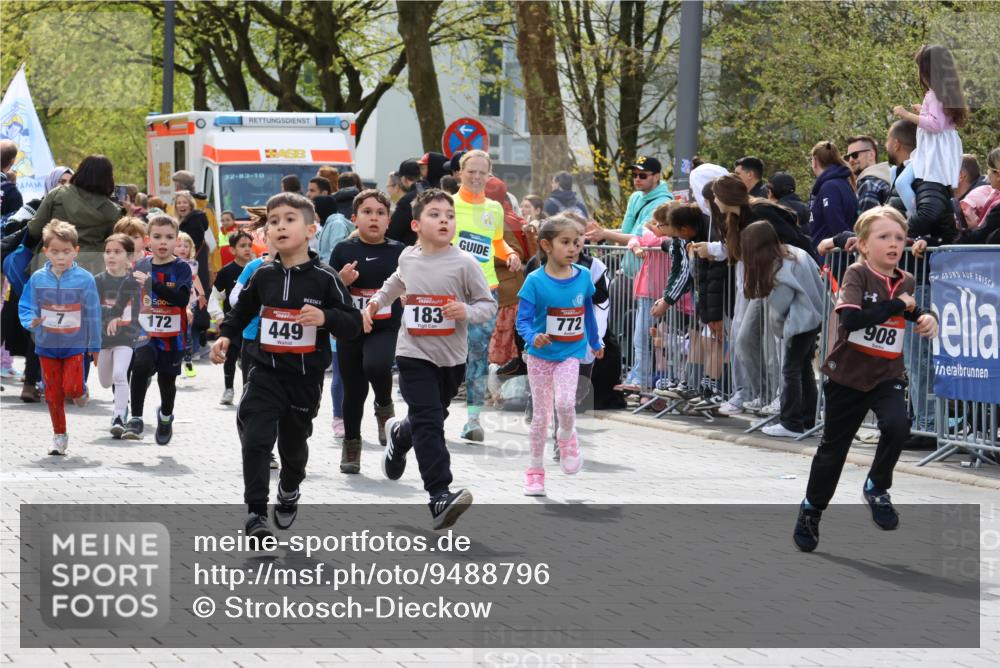 12.04.2026 - 45. Internationalen Wilhelmsburger Insellauf Strokosch-Dieckow http://msf.ph/oto/9488796 12.04.2026 14:09:42 Ziel 1059, 1516, 94, 921, 251, 945, 934, 212, 735, 190, 240, 1520, 206, 908, 776, 172, 183, 196, 449, 772, 7, 917, 284, 44, 200, 563 meine-sportfotos.de