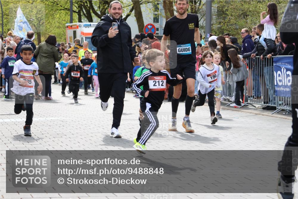 12.04.2026 - 45. Internationalen Wilhelmsburger Insellauf Strokosch-Dieckow http://msf.ph/oto/9488848 12.04.2026 14:09:38 Ziel 1501, 249, 1059, 1516, 94, 921, 251, 945, 934, 212, 735, 190, 240, 1520, 206, 908, 776 meine-sportfotos.de