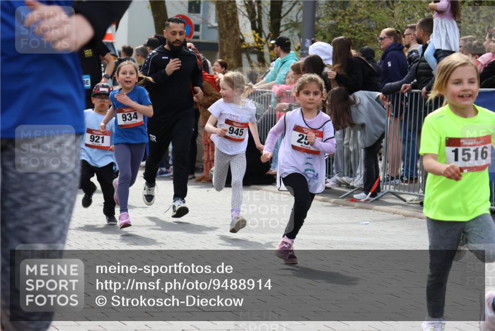 12.04.2026 - 45. Internationalen Wilhelmsburger Insellauf Strokosch-Dieckow http://msf.ph/oto/9488914 12.04.2026 14:09:34 Ziel 25, 1066, 209, 915, 221, 541, 1501, 249, 1059, 1516, 94, 921, 251, 945, 934, 212, 735, 190 meine-sportfotos.de