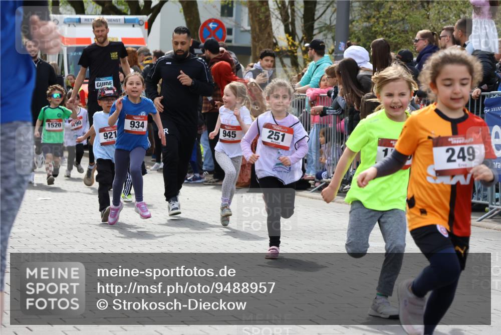 12.04.2026 - 45. Internationalen Wilhelmsburger Insellauf Strokosch-Dieckow http://msf.ph/oto/9488957 12.04.2026 14:09:34 Ziel 25, 1066, 209, 915, 221, 541, 1501, 249, 1059, 1516, 94, 921, 251, 945, 934, 212, 735, 190 meine-sportfotos.de