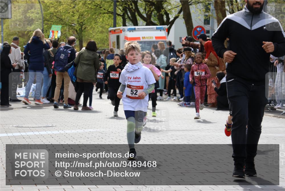 12.04.2026 - 45. Internationalen Wilhelmsburger Insellauf Strokosch-Dieckow http://msf.ph/oto/9489468 12.04.2026 14:09:05 Ziel 928, 953, 614, 235, 50, 256, 214, 939, 274, 191, 1075, 52, 247, 453, 273, 955, 786 meine-sportfotos.de