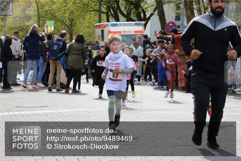 12.04.2026 - 45. Internationalen Wilhelmsburger Insellauf Strokosch-Dieckow http://msf.ph/oto/9489469 12.04.2026 14:09:05 Ziel 928, 953, 614, 235, 50, 256, 214, 939, 274, 191, 1075, 52, 247, 453, 273, 955, 786 meine-sportfotos.de