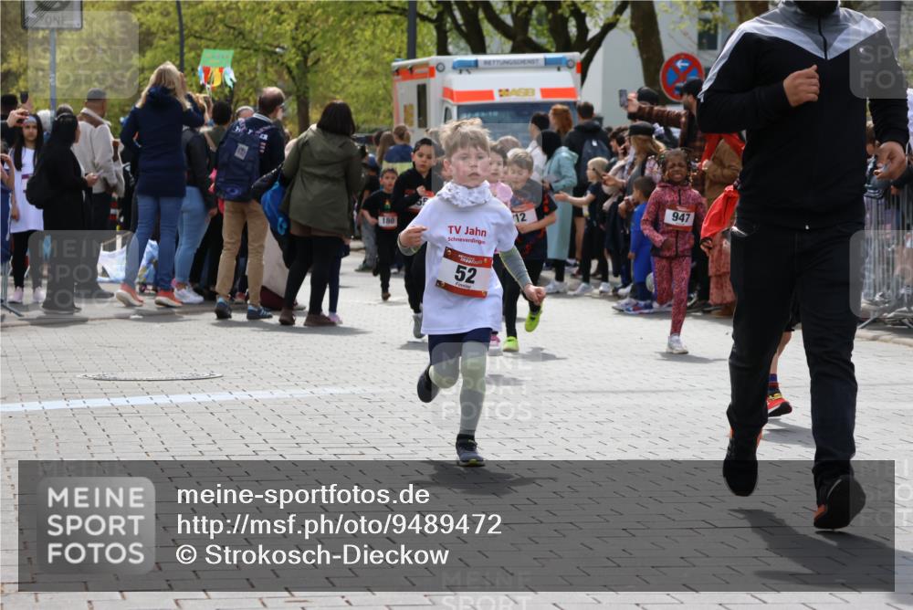 12.04.2026 - 45. Internationalen Wilhelmsburger Insellauf Strokosch-Dieckow http://msf.ph/oto/9489472 12.04.2026 14:09:05 Ziel 928, 953, 614, 235, 50, 256, 214, 939, 274, 191, 1075, 52, 247, 453, 273, 955, 786 meine-sportfotos.de