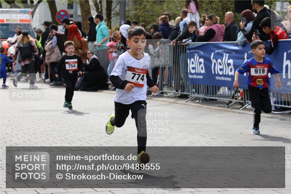 12.04.2026 - 45. Internationalen Wilhelmsburger Insellauf Strokosch-Dieckow http://msf.ph/oto/9489555 12.04.2026 14:08:43 Ziel 1057, 232, 749, 967, 774, 919, 754 meine-sportfotos.de