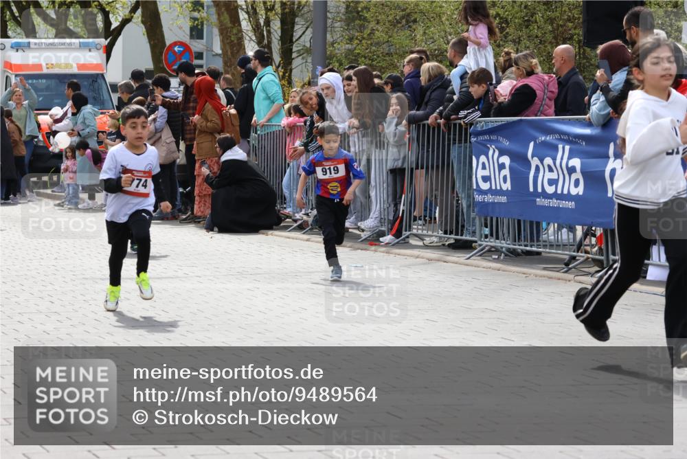12.04.2026 - 45. Internationalen Wilhelmsburger Insellauf Strokosch-Dieckow http://msf.ph/oto/9489564 12.04.2026 14:08:42 Ziel 1057, 232, 749, 967, 774, 919, 754 meine-sportfotos.de