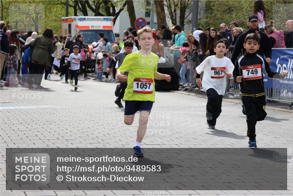 12.04.2026 - 45. Internationalen Wilhelmsburger Insellauf Strokosch-Dieckow http://msf.ph/oto/9489583 12.04.2026 14:08:38 Ziel 175, 174, 653, 143, 1057, 232, 749, 967, 774 meine-sportfotos.de