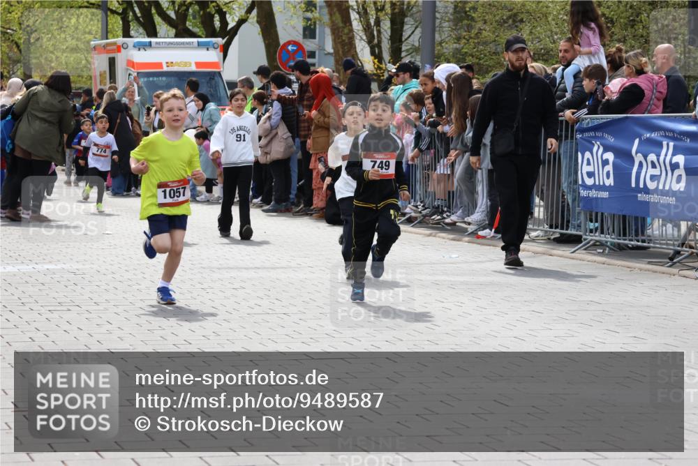 12.04.2026 - 45. Internationalen Wilhelmsburger Insellauf Strokosch-Dieckow http://msf.ph/oto/9489587 12.04.2026 14:08:37 Ziel 782, 258, 175, 174, 653, 143, 1057, 232, 749, 967, 774 meine-sportfotos.de