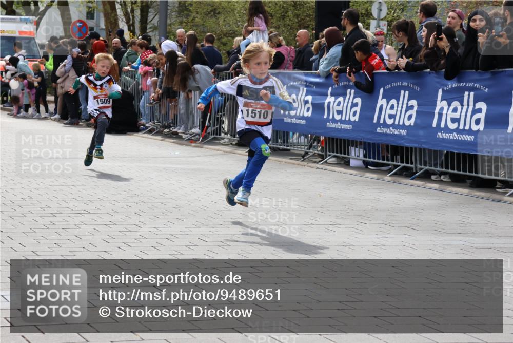 12.04.2026 - 45. Internationalen Wilhelmsburger Insellauf Strokosch-Dieckow http://msf.ph/oto/9489651 12.04.2026 14:08:17 Ziel 1523, 788, 1510, 1509 meine-sportfotos.de