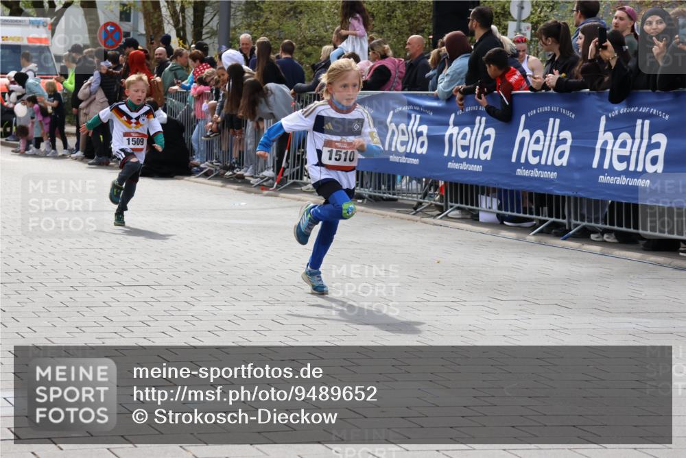 12.04.2026 - 45. Internationalen Wilhelmsburger Insellauf Strokosch-Dieckow http://msf.ph/oto/9489652 12.04.2026 14:08:17 Ziel 1523, 788, 1510, 1509 meine-sportfotos.de
