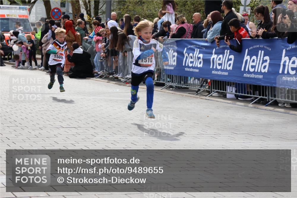 12.04.2026 - 45. Internationalen Wilhelmsburger Insellauf Strokosch-Dieckow http://msf.ph/oto/9489655 12.04.2026 14:08:17 Ziel 1523, 788, 1510, 1509 meine-sportfotos.de