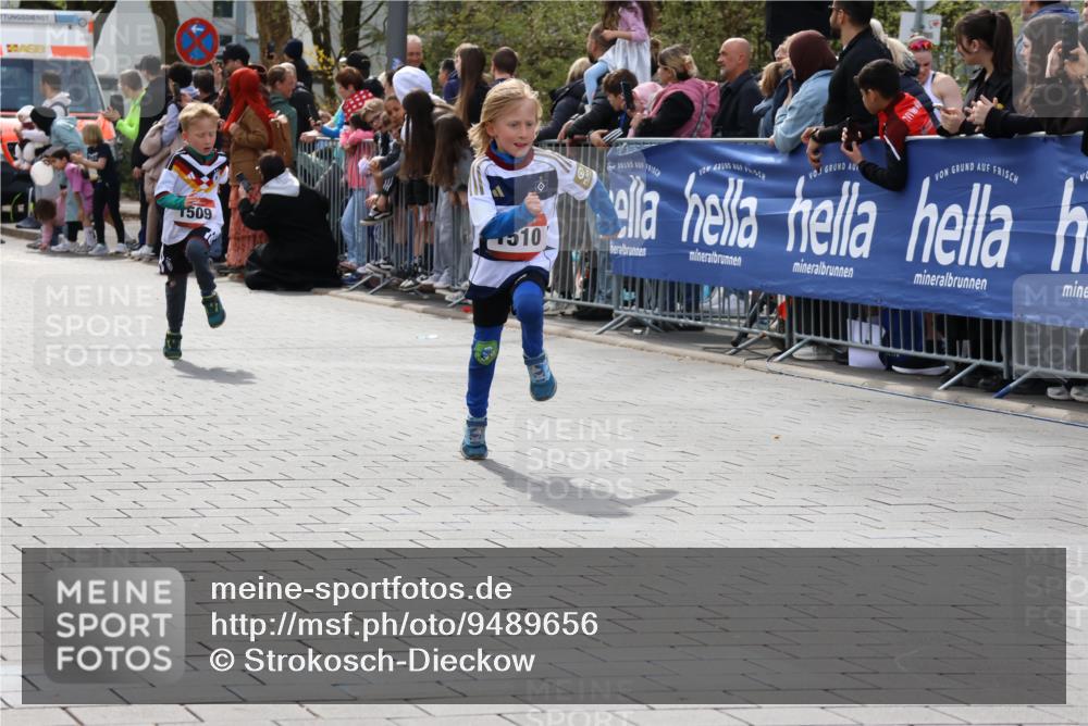 12.04.2026 - 45. Internationalen Wilhelmsburger Insellauf Strokosch-Dieckow http://msf.ph/oto/9489656 12.04.2026 14:08:17 Ziel 1523, 788, 1510, 1509 meine-sportfotos.de