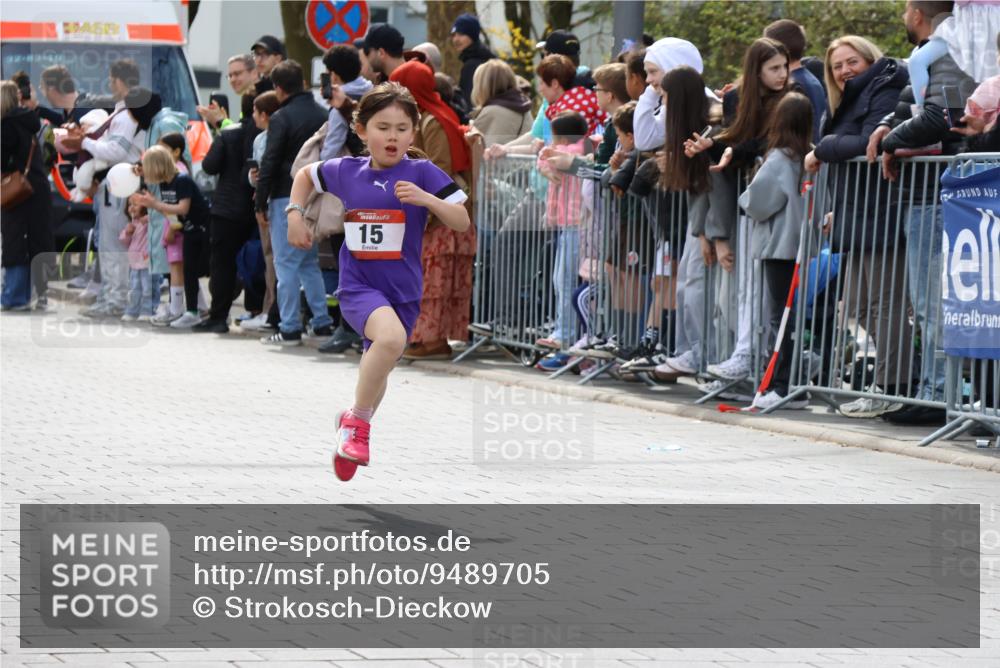 12.04.2026 - 45. Internationalen Wilhelmsburger Insellauf Strokosch-Dieckow http://msf.ph/oto/9489705 12.04.2026 14:08:00 Ziel 15, 1508 meine-sportfotos.de
