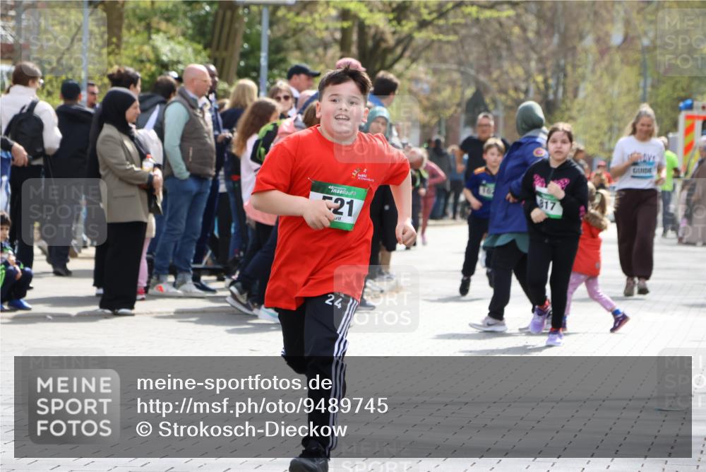 12.04.2026 - 45. Internationalen Wilhelmsburger Insellauf Strokosch-Dieckow http://msf.ph/oto/9489745 12.04.2026 14:36:13 Ziel 820, 328, 1025, 360, 325, 125, 827, 1024, 517, 521 meine-sportfotos.de