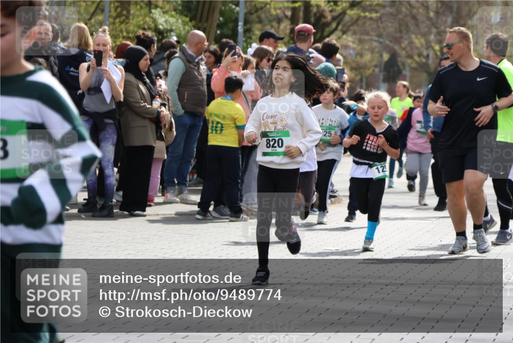 12.04.2026 - 45. Internationalen Wilhelmsburger Insellauf Strokosch-Dieckow http://msf.ph/oto/9489774 12.04.2026 14:36:03 Ziel 847, 641, 1056, 411, 93, 148, 1710, 863, 820, 328, 1025, 360, 325 meine-sportfotos.de