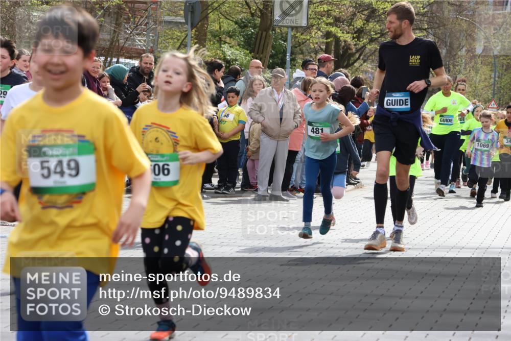 12.04.2026 - 45. Internationalen Wilhelmsburger Insellauf Strokosch-Dieckow http://msf.ph/oto/9489834 12.04.2026 14:35:41 Ziel 364, 425, 813, 674, 1724, 118, 322, 525, 77, 549, 1729, 606, 13, 850, 481, 81 meine-sportfotos.de