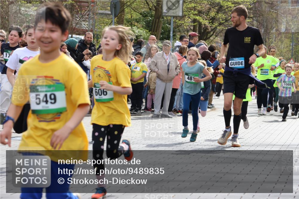 12.04.2026 - 45. Internationalen Wilhelmsburger Insellauf Strokosch-Dieckow http://msf.ph/oto/9489835 12.04.2026 14:35:41 Ziel 364, 425, 813, 674, 1724, 118, 322, 525, 77, 549, 1729, 606, 13, 850, 481, 81 meine-sportfotos.de