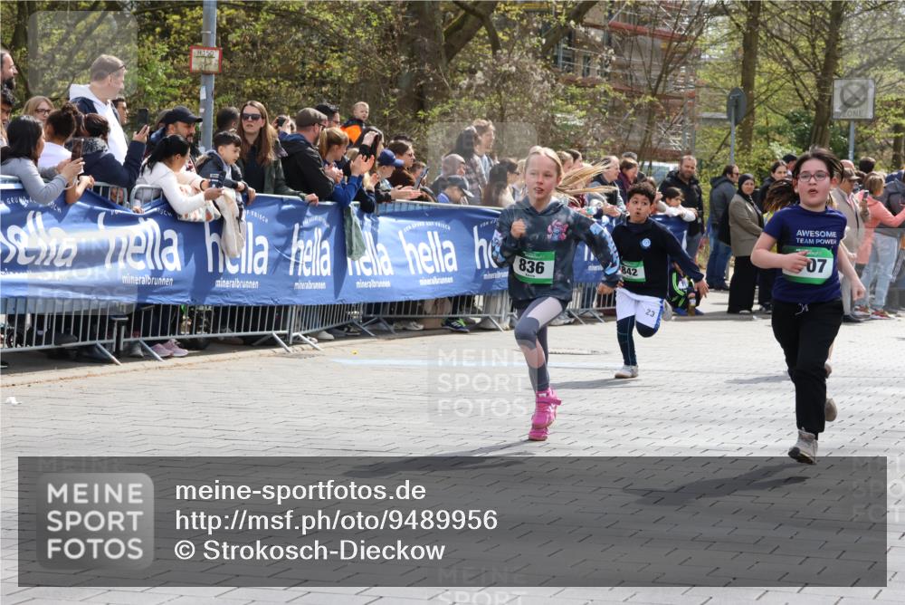 12.04.2026 - 45. Internationalen Wilhelmsburger Insellauf Strokosch-Dieckow http://msf.ph/oto/9489956 12.04.2026 14:35:07 Ziel 677, 69, 470, 1750, 163, 166, 836, 869, 415, 1707, 846, 842, 1703, 156, 659 meine-sportfotos.de