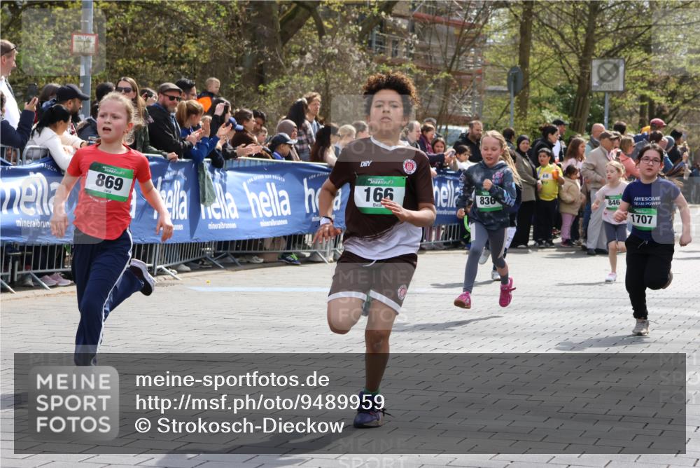 12.04.2026 - 45. Internationalen Wilhelmsburger Insellauf Strokosch-Dieckow http://msf.ph/oto/9489959 12.04.2026 14:35:07 Ziel 677, 69, 470, 1750, 163, 166, 836, 869, 415, 1707, 846, 842, 1703, 156, 659 meine-sportfotos.de