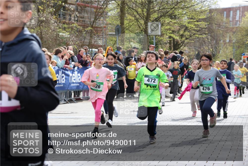 12.04.2026 - 45. Internationalen Wilhelmsburger Insellauf Strokosch-Dieckow http://msf.ph/oto/9490011 12.04.2026 14:34:52 Ziel 40, 303, 993, 519, 999, 622, 471, 356, 47, 1021, 485, 489, 1016, 122, 476, 472, 575, 287, 326, 464, 1706, 346, 1726, 556, 840, 864, 288, 1725, 550, 527 meine-sportfotos.de