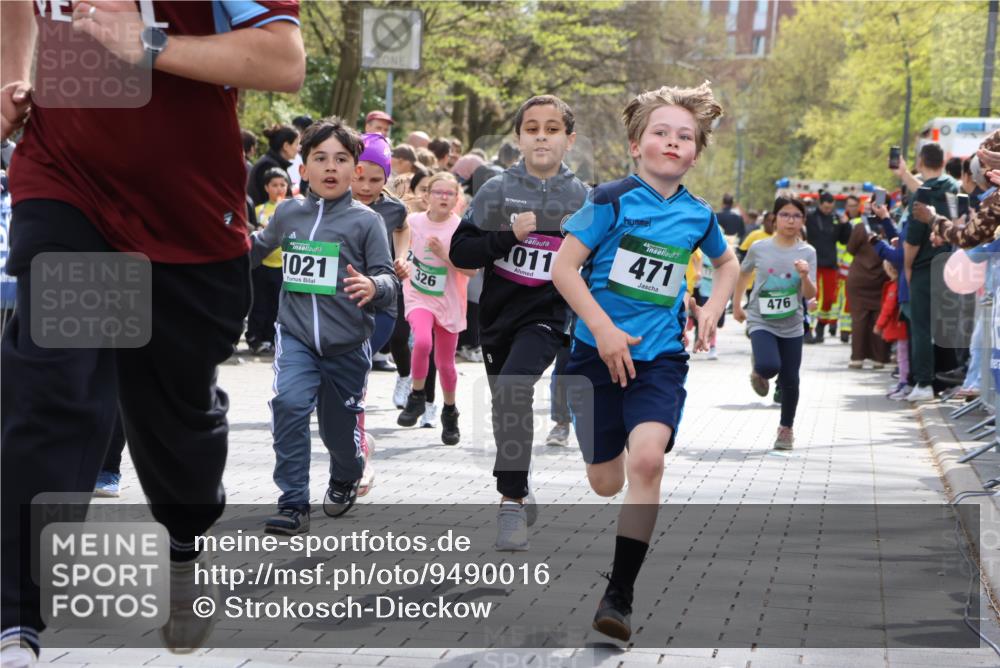 12.04.2026 - 45. Internationalen Wilhelmsburger Insellauf Strokosch-Dieckow http://msf.ph/oto/9490016 12.04.2026 14:34:51 Ziel 538, 40, 303, 993, 519, 999, 622, 471, 356, 47, 1021, 485, 489, 1016, 122, 476, 472, 575, 287, 326, 464, 1706, 346, 1726, 556, 840, 864, 288, 1725 meine-sportfotos.de
