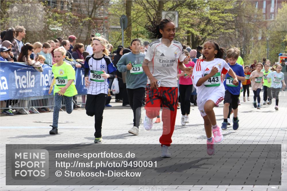 12.04.2026 - 45. Internationalen Wilhelmsburger Insellauf Strokosch-Dieckow http://msf.ph/oto/9490091 12.04.2026 14:34:35 Ziel 1712, 809, 27, 332, 305, 853, 28, 146, 841, 1076, 1711, 443, 291, 144, 995, 590, 436, 110, 524, 660, 843, 815, 423, 16, 837, 311 meine-sportfotos.de