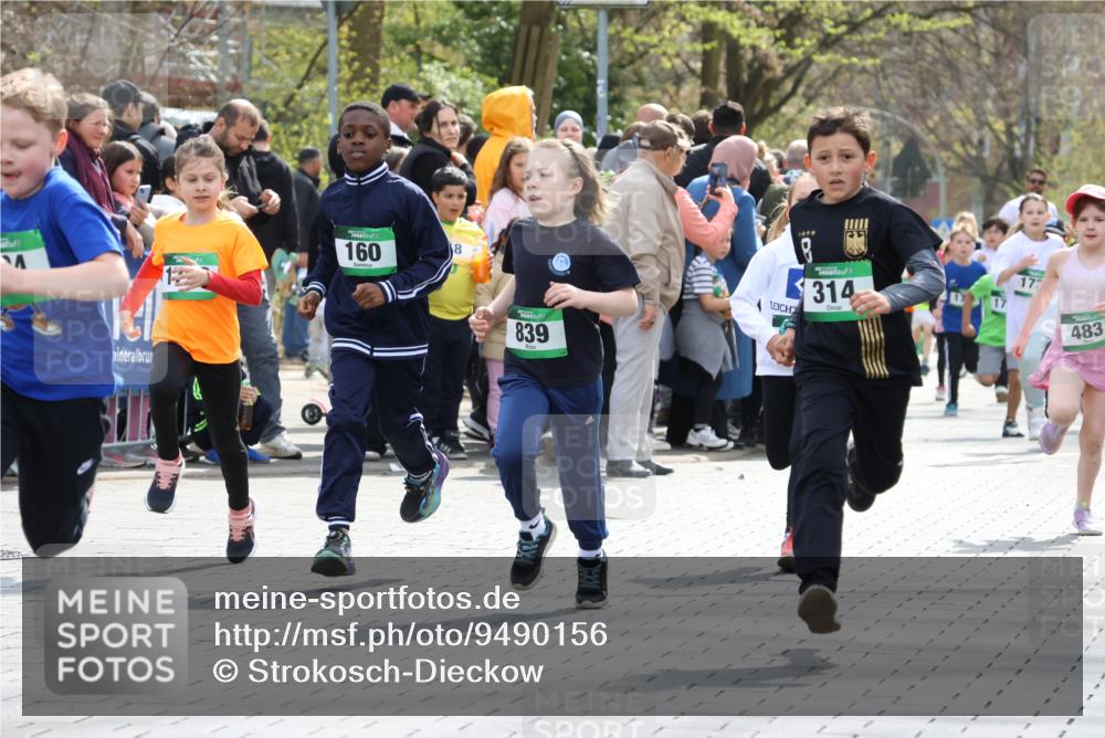 12.04.2026 - 45. Internationalen Wilhelmsburger Insellauf Strokosch-Dieckow http://msf.ph/oto/9490156 12.04.2026 14:34:20 Ziel 1014, 1731, 1722, 32, 33, 104, 314, 1718, 160, 483, 839, 1713, 1723, 1730 meine-sportfotos.de