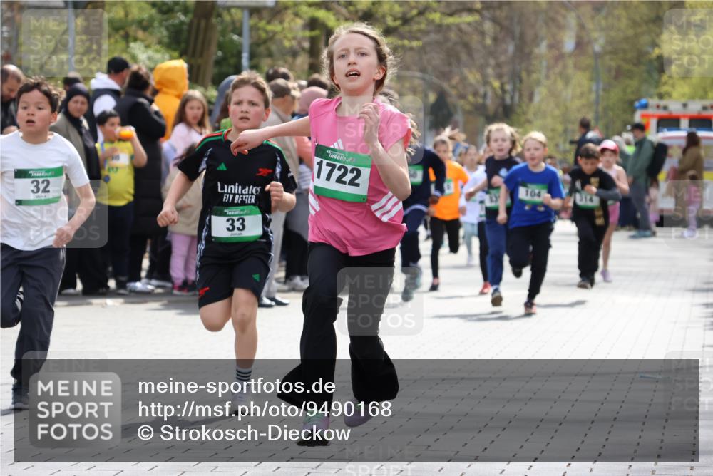 12.04.2026 - 45. Internationalen Wilhelmsburger Insellauf Strokosch-Dieckow http://msf.ph/oto/9490168 12.04.2026 14:34:17 Ziel 294, 870, 39, 649, 552, 1014, 1731, 1722, 32, 33, 104, 314, 1718, 160, 483, 839, 1713 meine-sportfotos.de