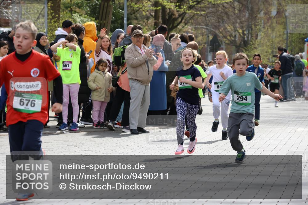 12.04.2026 - 45. Internationalen Wilhelmsburger Insellauf Strokosch-Dieckow http://msf.ph/oto/9490211 12.04.2026 14:34:07 Ziel 1065, 89, 5, 59, 676, 294, 870, 39, 649, 552 meine-sportfotos.de