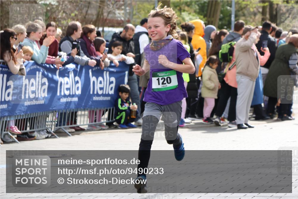 12.04.2026 - 45. Internationalen Wilhelmsburger Insellauf Strokosch-Dieckow http://msf.ph/oto/9490233 12.04.2026 14:33:57 Ziel 1704, 669, 290, 120, 1065, 89, 5, 59 meine-sportfotos.de