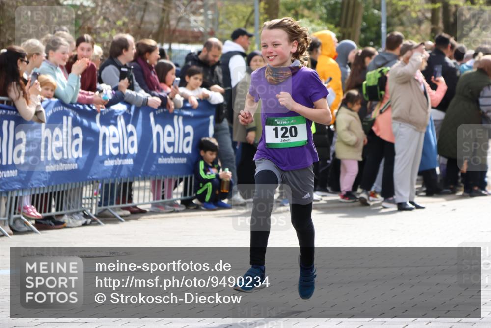 12.04.2026 - 45. Internationalen Wilhelmsburger Insellauf Strokosch-Dieckow http://msf.ph/oto/9490234 12.04.2026 14:33:57 Ziel 1704, 669, 290, 120, 1065, 89, 5, 59 meine-sportfotos.de