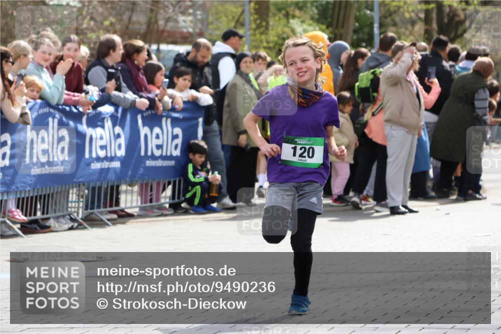 12.04.2026 - 45. Internationalen Wilhelmsburger Insellauf Strokosch-Dieckow http://msf.ph/oto/9490236 12.04.2026 14:33:57 Ziel 1704, 669, 290, 120, 1065, 89, 5, 59 meine-sportfotos.de