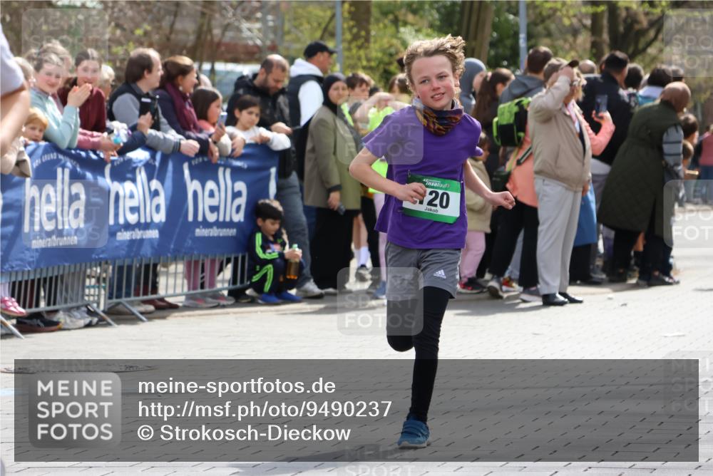 12.04.2026 - 45. Internationalen Wilhelmsburger Insellauf Strokosch-Dieckow http://msf.ph/oto/9490237 12.04.2026 14:33:57 Ziel 1704, 669, 290, 120, 1065, 89, 5, 59 meine-sportfotos.de