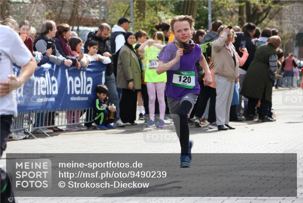 12.04.2026 - 45. Internationalen Wilhelmsburger Insellauf Strokosch-Dieckow http://msf.ph/oto/9490239 12.04.2026 14:33:56 Ziel 1704, 669, 290, 120, 1065, 89, 5 meine-sportfotos.de