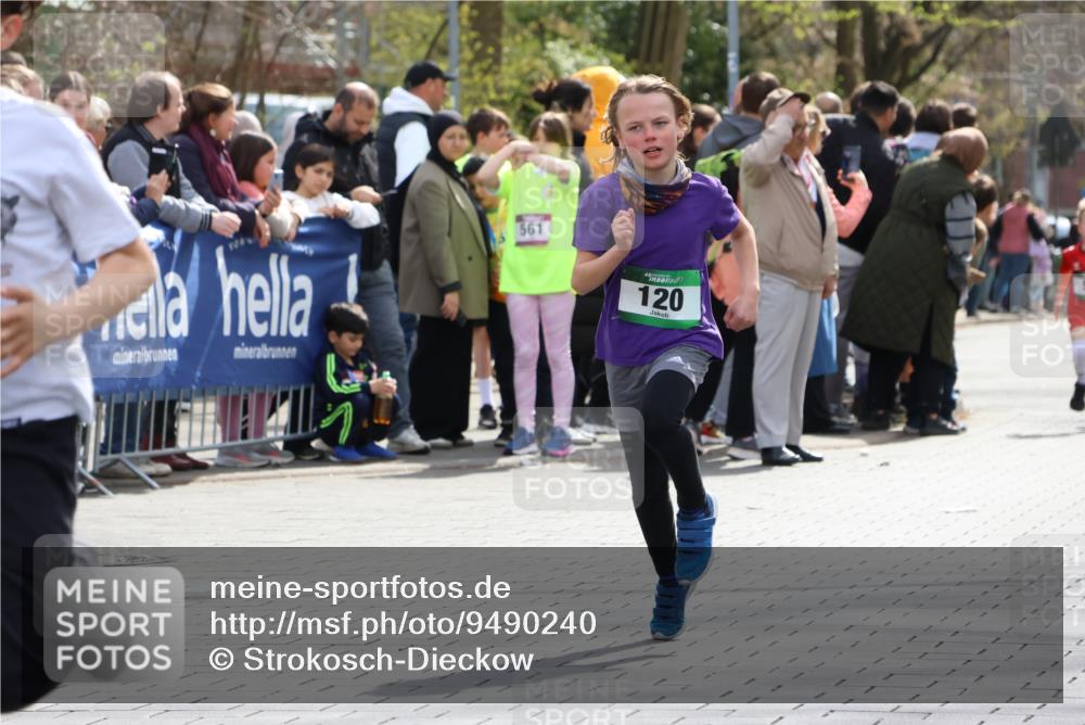 12.04.2026 - 45. Internationalen Wilhelmsburger Insellauf Strokosch-Dieckow http://msf.ph/oto/9490240 12.04.2026 14:33:56 Ziel 1704, 669, 290, 120, 1065, 89, 5 meine-sportfotos.de