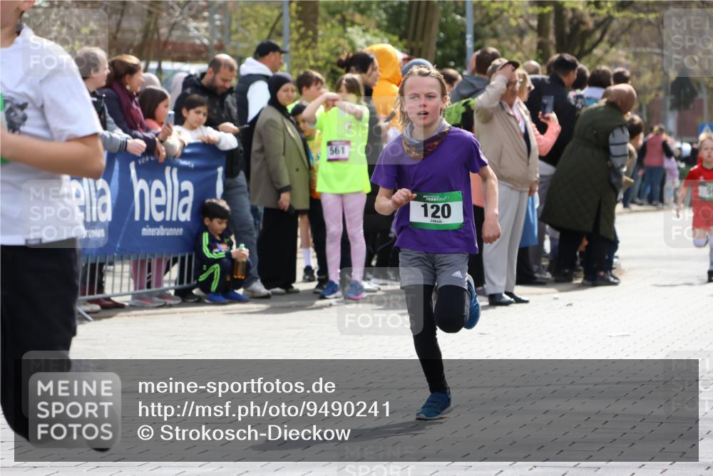 12.04.2026 - 45. Internationalen Wilhelmsburger Insellauf Strokosch-Dieckow http://msf.ph/oto/9490241 12.04.2026 14:33:56 Ziel 1704, 669, 290, 120, 1065, 89, 5 meine-sportfotos.de