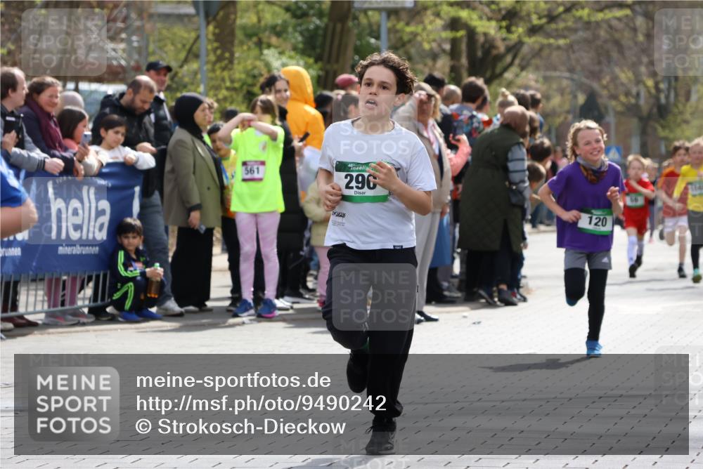 12.04.2026 - 45. Internationalen Wilhelmsburger Insellauf Strokosch-Dieckow http://msf.ph/oto/9490242 12.04.2026 14:33:55 Ziel 1716, 1704, 669, 290, 120, 1065 meine-sportfotos.de