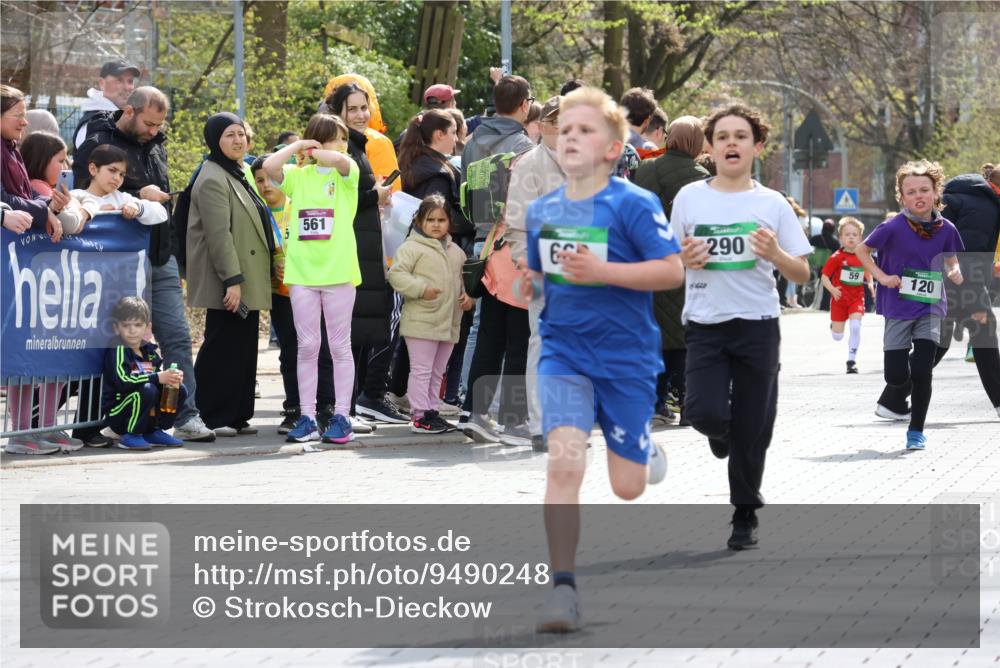 12.04.2026 - 45. Internationalen Wilhelmsburger Insellauf Strokosch-Dieckow http://msf.ph/oto/9490248 12.04.2026 14:33:53 Ziel 1716, 1704, 669, 290, 120 meine-sportfotos.de