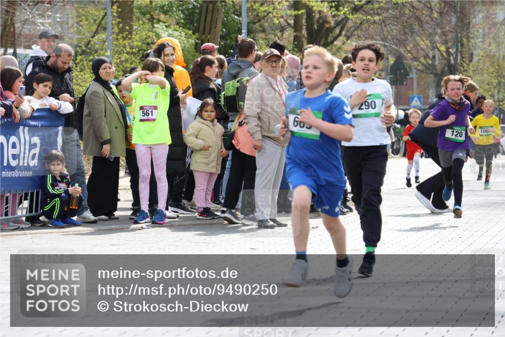 12.04.2026 - 45. Internationalen Wilhelmsburger Insellauf Strokosch-Dieckow http://msf.ph/oto/9490250 12.04.2026 14:33:53 Ziel 1716, 1704, 669, 290, 120 meine-sportfotos.de