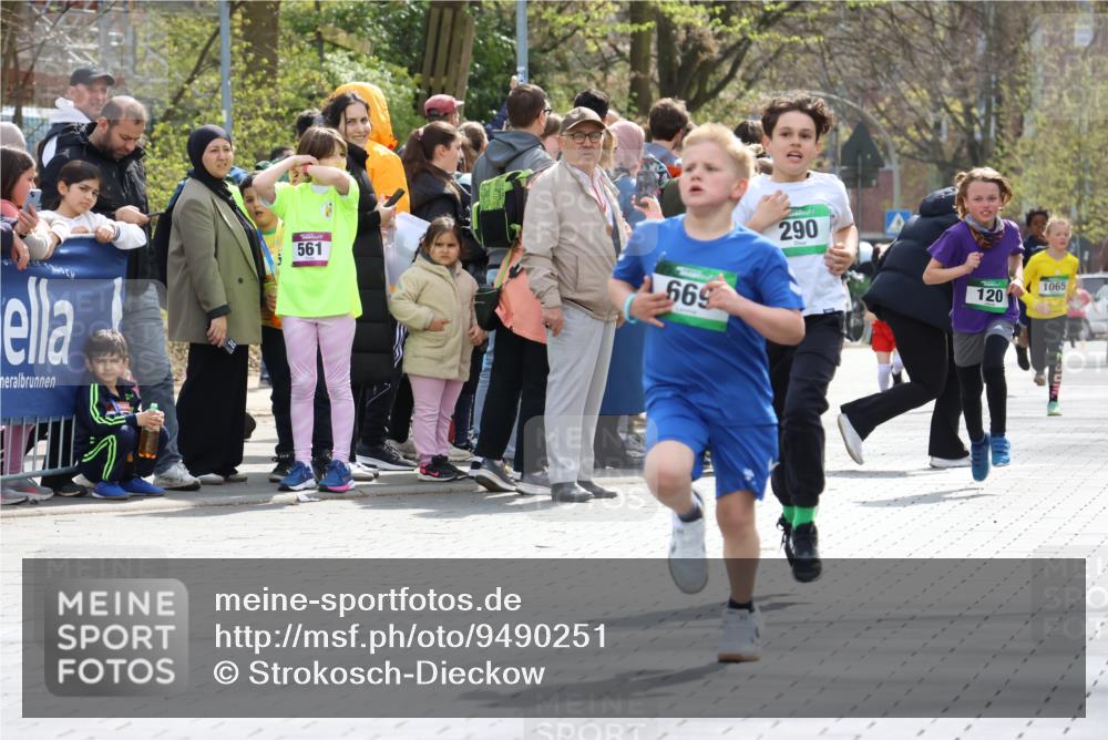 12.04.2026 - 45. Internationalen Wilhelmsburger Insellauf Strokosch-Dieckow http://msf.ph/oto/9490251 12.04.2026 14:33:53 Ziel 1716, 1704, 669, 290, 120 meine-sportfotos.de
