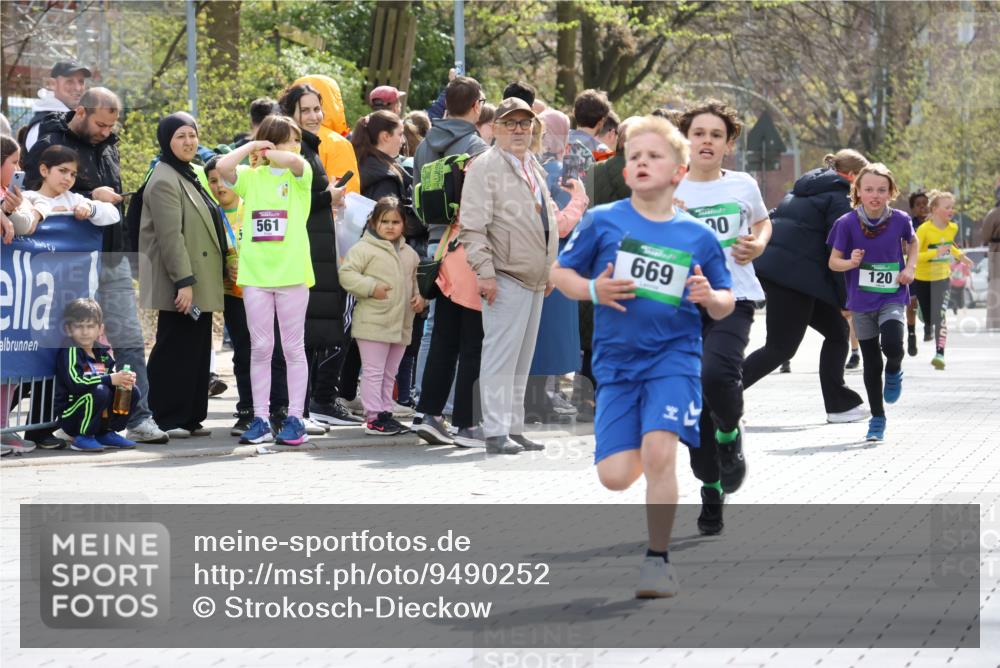 12.04.2026 - 45. Internationalen Wilhelmsburger Insellauf Strokosch-Dieckow http://msf.ph/oto/9490252 12.04.2026 14:33:53 Ziel 1716, 1704, 669, 290, 120 meine-sportfotos.de