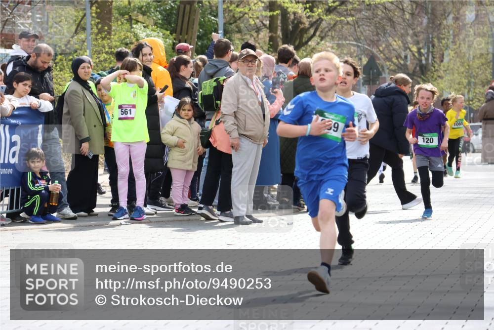 12.04.2026 - 45. Internationalen Wilhelmsburger Insellauf Strokosch-Dieckow http://msf.ph/oto/9490253 12.04.2026 14:33:53 Ziel 1716, 1704, 669, 290, 120 meine-sportfotos.de