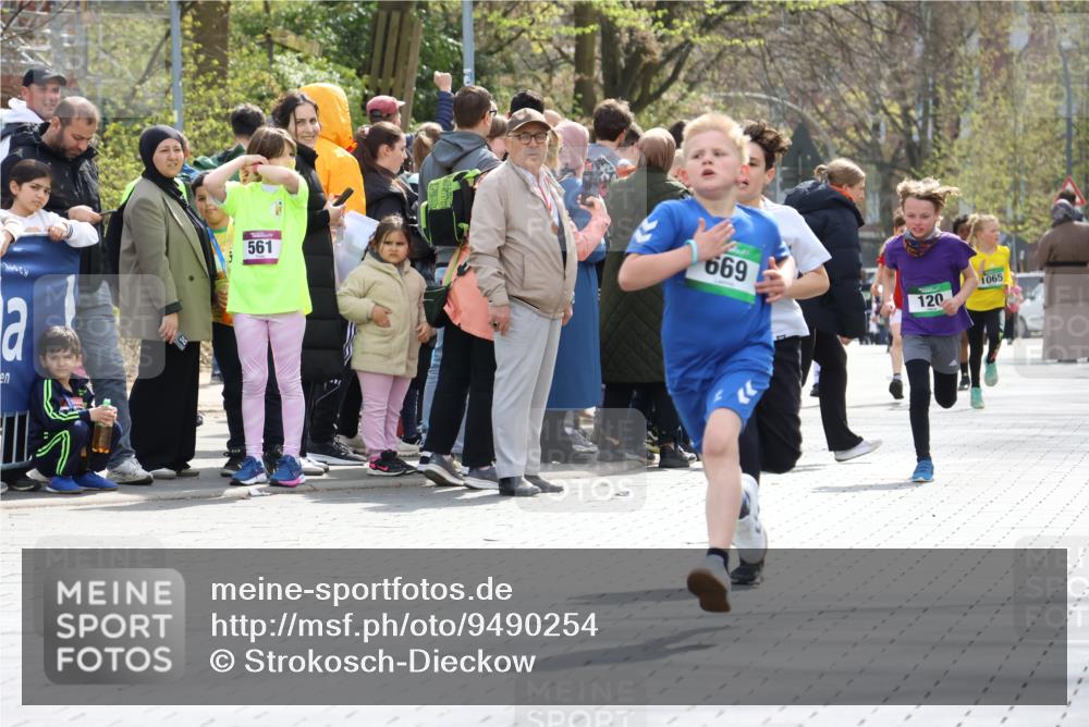 12.04.2026 - 45. Internationalen Wilhelmsburger Insellauf Strokosch-Dieckow http://msf.ph/oto/9490254 12.04.2026 14:33:53 Ziel 1716, 1704, 669, 290, 120 meine-sportfotos.de